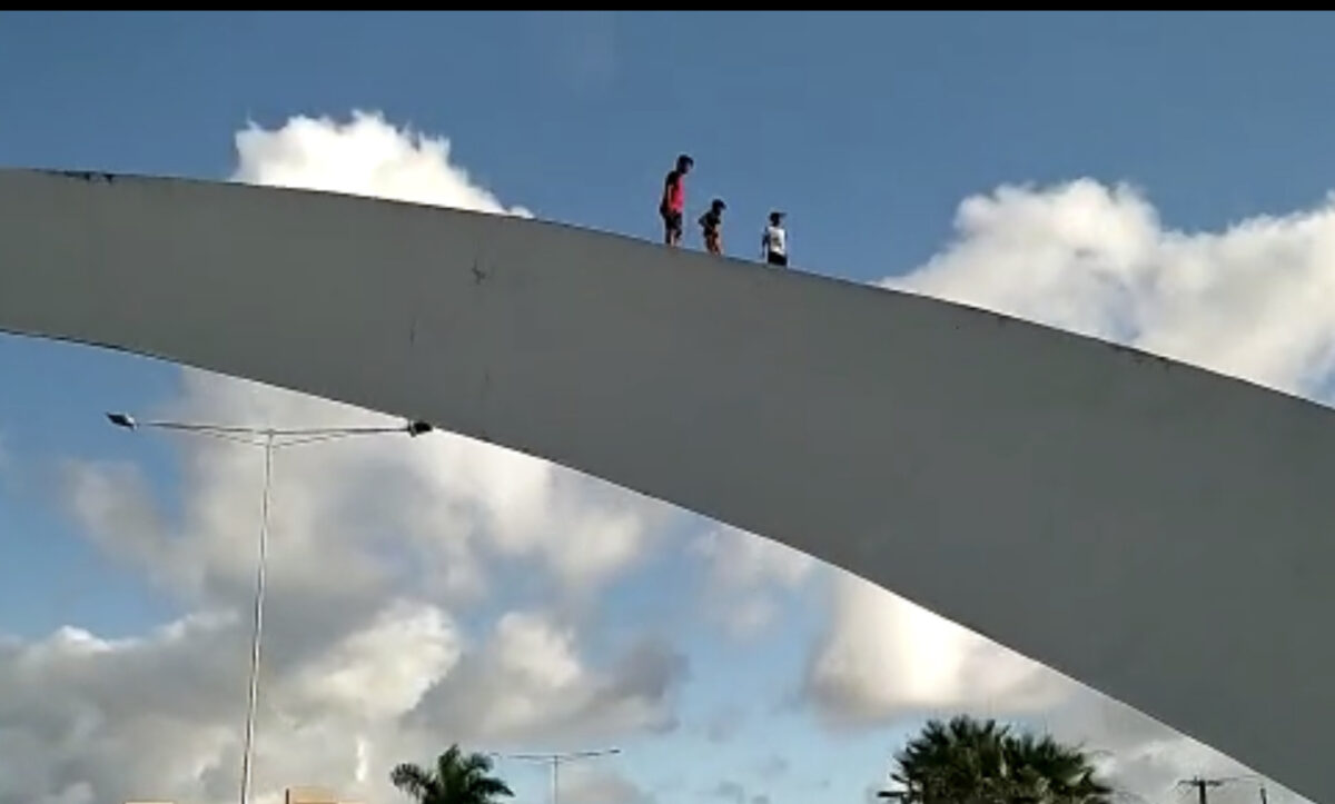VÍDEO: Adolescentes são flagrados dançando em cima do Pórtico dos Reis Magos, na BR-101 - BAND RN: Portal de Notícias, Vídeos, Imagens, Entrevistas, Debates e Transmissões Ao Vivo, diretamente da TV BAND VÍDEO: Adolescentes são flagrados dançando em cima do Pórtico dos Reis Magos, na BR-101 - BAND RN: Portal de Notícias, Vídeos, Imagens, Entrevistas, Debates e Transmissões Ao Vivo, diretamente da TV BAND